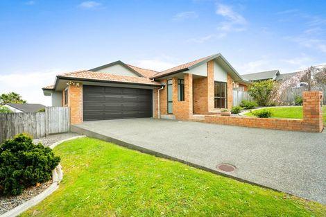 Photo of property in 20 Rising Parade, Fairview Heights, Auckland, 0632