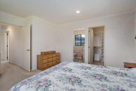 Photo of property in 34 Greenwood Place, Fitzherbert, Palmerston North, 4410