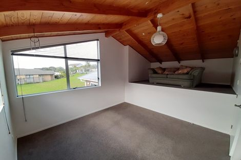 Photo of property in 14 La Roche Place, Northcote, Auckland, 0627