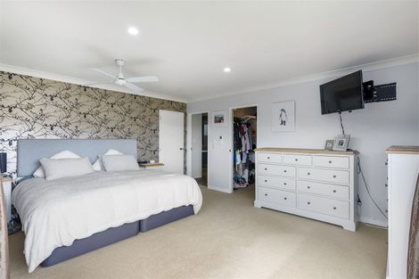 Photo of property in 16 Renlee Place, Shelly Park, Auckland, 2014