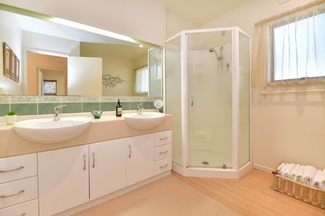 Photo of property in 1/4 John Dee Crescent, Red Beach, 0932