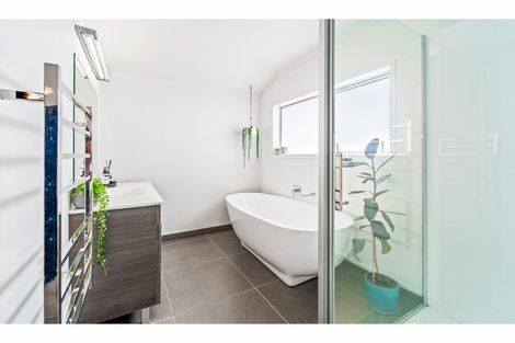 Photo of property in 2 Sunrise Lane, Te Atatu South, Auckland, 0610