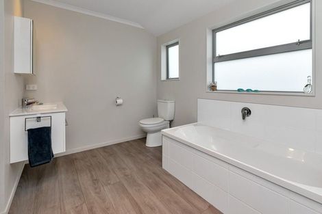 Photo of property in 4 Ishtar Place, One Tree Point, 0118