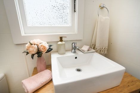 Photo of property in 15 Kowhai Avenue, Takaro, Palmerston North, 4410