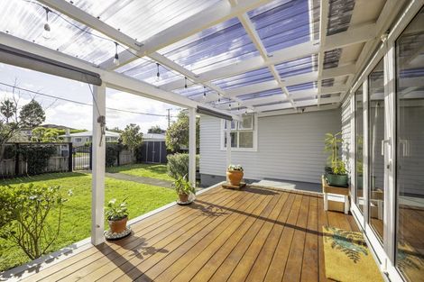 Photo of property in 15 Enderby Drive, Te Atatu Peninsula, Auckland, 0610