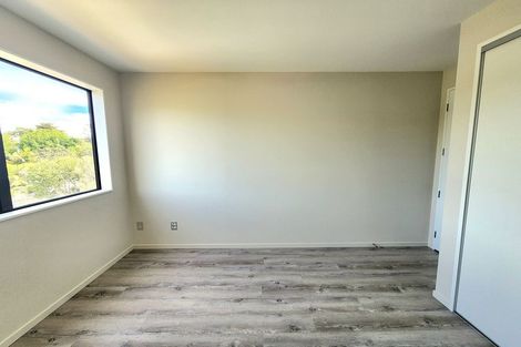 Photo of property in 22b Totaravale Drive, Totara Vale, Auckland, 0629