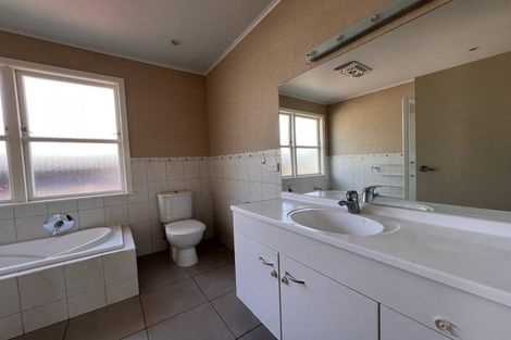 Photo of property in 52 Ennis Avenue, Pakuranga Heights, Auckland, 2010