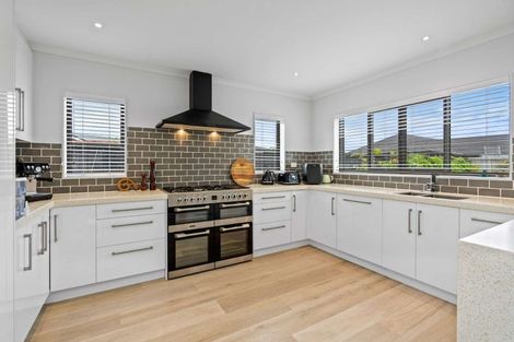 Photo of property in 14 Miami Place, One Tree Point, 0118