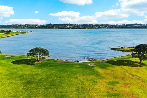 Photo of property in 70 Kiwi Esplanade, Mangere Bridge, Auckland, 2022