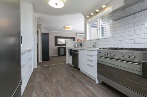 Photo of property in 17 Putini Road, Mangere Bridge, Auckland, 2022