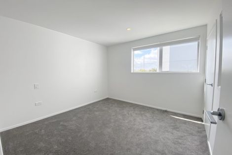 Photo of property in 2/7 Flanshaw Road, Te Atatu South, Auckland, 0610