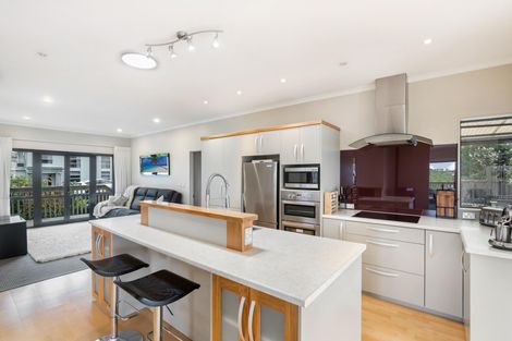 Photo of property in 2 Ellivani Rise, Pukekohe, 2120