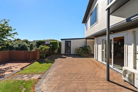 Photo of property in 32 Brooker Grove, Newlands, Wellington, 6037