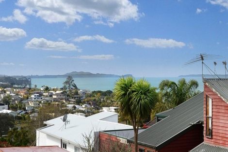 Photo of property in 2/611 Beach Road, Rothesay Bay, Auckland, 0630
