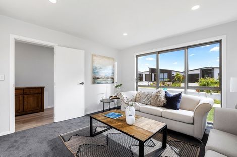 Photo of property in 33 Lumbarda Drive, Kumeu, 0810