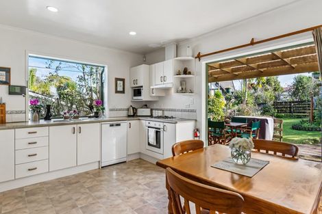 Photo of property in 21 Atkinson Road, Titirangi, Auckland, 0604