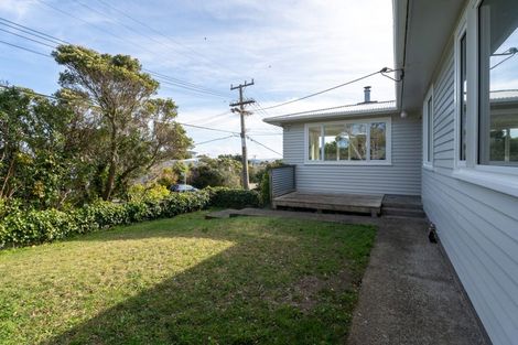 Photo of property in 8 Brooker Grove, Newlands, Wellington, 6037