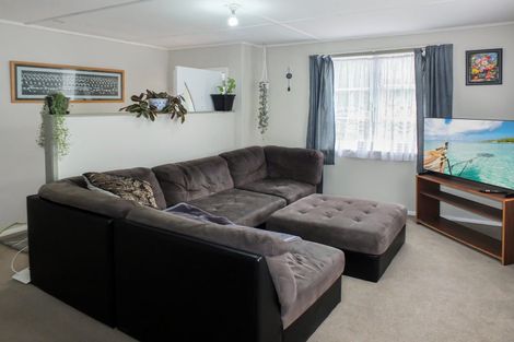 Photo of property in 10 Churchill Crescent, Foxton, 4814