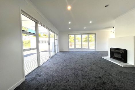 Photo of property in 15 Glenroy Place, Green Bay, Auckland, 0604