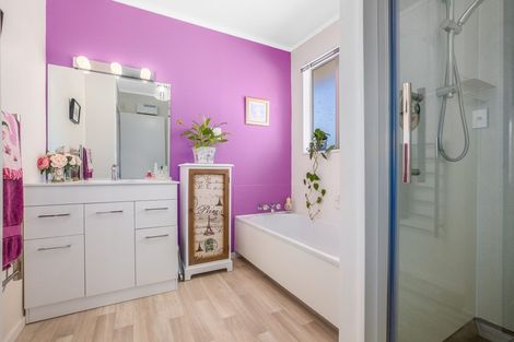 Photo of property in 1 Zande Terrace, Tawa, Wellington, 5028