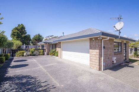 Photo of property in 3 Holcombe Drive, Paraparaumu, 5032
