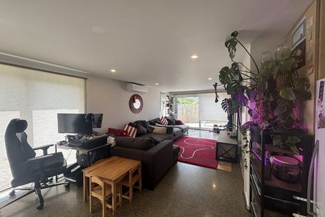 Photo of property in 5 Bendigo Grove, Newlands, Wellington, 6037