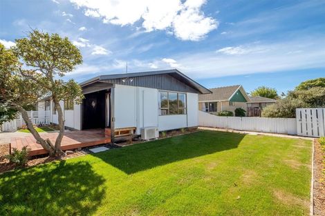 Photo of property in 8a Queenspark Drive, Parklands, Christchurch, 8083