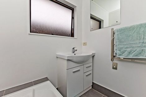 Photo of property in 1/1 Cheval Drive, Totara Vale, Auckland, 0629