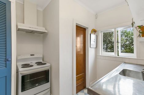 Photo of property in 94 Sutherland Road, Melrose, Wellington, 6023