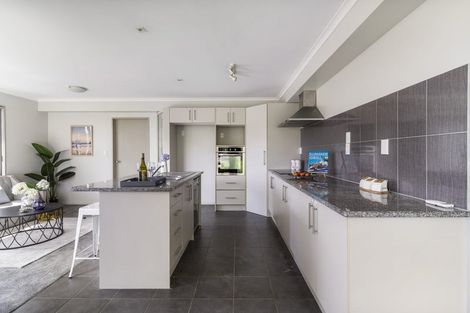 Photo of property in 127 Keri Vista Rise, Papakura, 2110