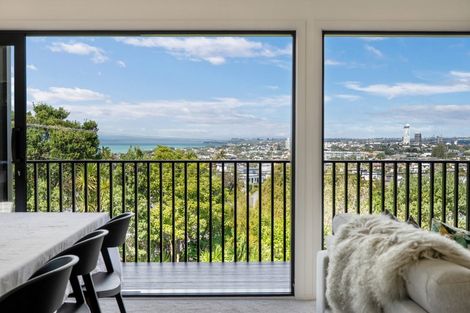 Photo of property in 2/86 Seaview Road, Castor Bay, Auckland, 0620