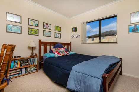 Photo of property in 15 Westglen Place, Ranui, Auckland, 0612