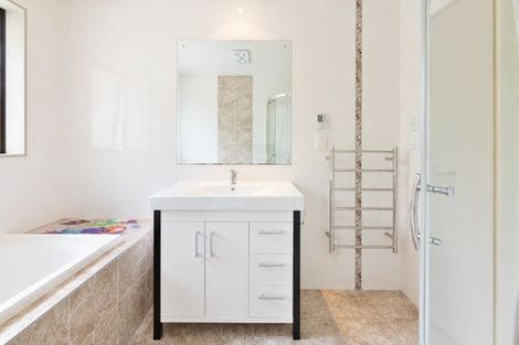 Photo of property in 112 Lake Panorama Drive, Henderson Valley, Auckland, 0612