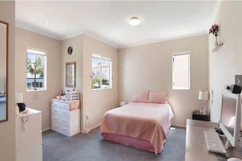 Photo of property in 1 Stolford Crescent, New Lynn, Auckland, 0600