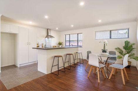 Photo of property in 6 Mcewen Crescent, Riverstone Terraces, Upper Hutt, 5018