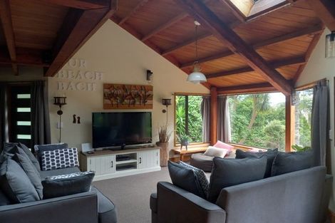 Photo of property in 9 Wairau Road, Oakura, 4314