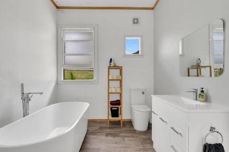 Photo of property in 2 School Road, Tiniroto, Manutuke, 4078