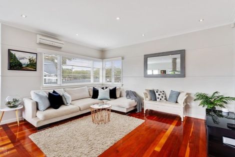 Photo of property in 15 Eversleigh Road, Belmont, Auckland, 0622