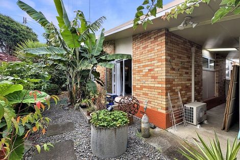 Photo of property in 2 Saint Leonard Street, Saint Johns Hill, Whanganui, 4501