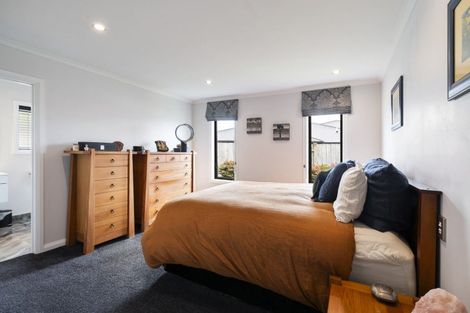 Photo of property in 9 Saint Heliers Grove, Fitzherbert, Palmerston North, 4410