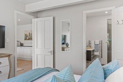 Photo of property in 28 Hanlon Crescent, Narrow Neck, Auckland, 0624