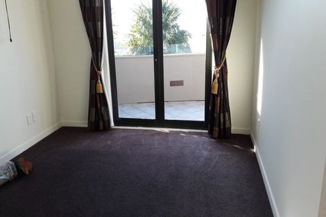 Photo of property in 19 Chivalry Road, Glenfield, Auckland, 0629