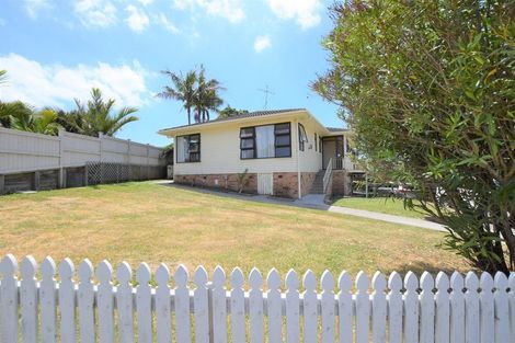 Photo of property in 6 Advene Road, Cockle Bay, Auckland, 2014