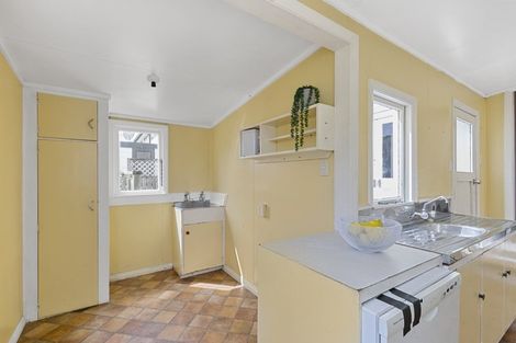 Photo of property in 142 Clyde Street, Island Bay, Wellington, 6023