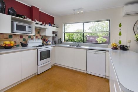 Photo of property in 1 Sheffield Place, Botany Downs, Auckland, 2010