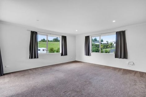 Photo of property in 17 Heta Road, Highlands Park, New Plymouth, 4312