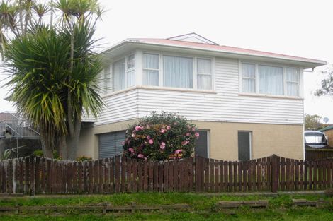 Photo of property in 18 Leon Place, Waitara, 4320