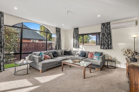 Photo of property in 10 Courtfield Close, Parklands, Christchurch, 8083