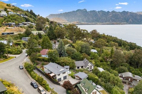 Photo of property in 2 Evergreen Place, Sunshine Bay, Queenstown, 9300