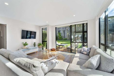 Photo of property in 16 Seafarer Crescent, Stanmore Bay, Whangaparaoa, 0932